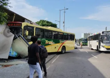 Atropelamento com Ônibus Deixa Uma Pessoa Morta e Outra Ferida