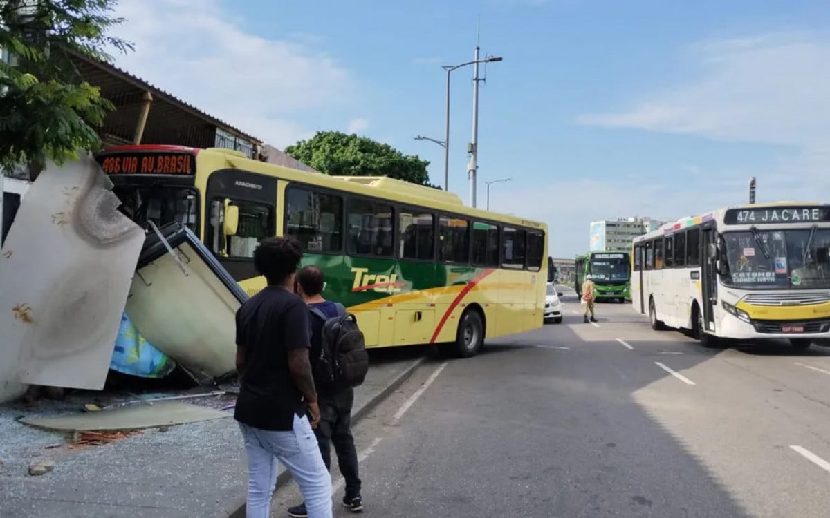 Atropelamento com Ônibus Deixa Uma Pessoa Morta e Outra Ferida