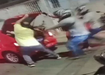 Homem Suspeito de Assaltos é Sequestrado e Espancado por Motociclistas de Aplicativo