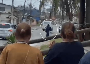 Mulher Invade Ônibus e Ameaça Passageiros com Álcool