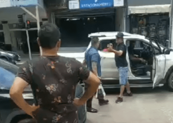 VÍDEO:  Trabalhador Agressivo Reage a Quase Acidente no Trânsito