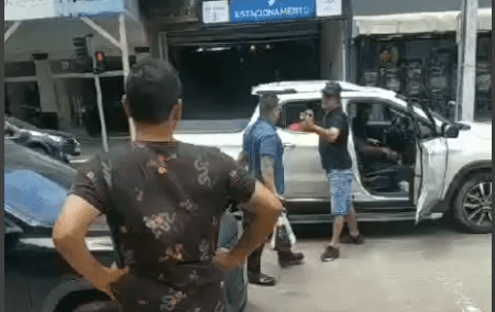 VÍDEO:  Trabalhador Agressivo Reage a Quase Acidente no Trânsito