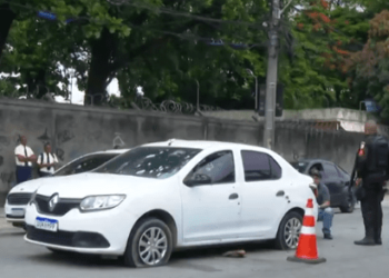 Tiroteio Intenso Termina com Veículo Crivado de Balas e Suspeitos Feridos