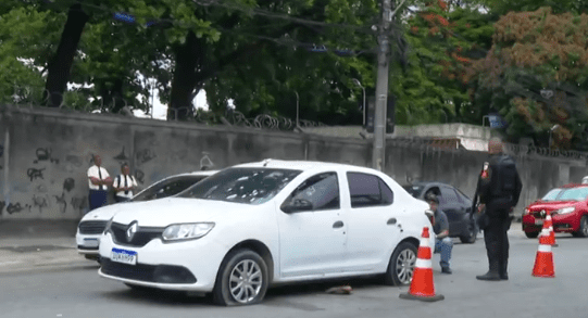Tiroteio Intenso Termina com Veículo Crivado de Balas e Suspeitos Feridos