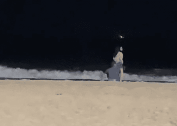 VÍDEO: Casal é flagrado transando em praia do Rio.