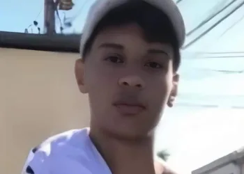 Adolescente é esfaqueado e morto em escola