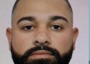 POLÍCIA PROCURA POR HOMEM ACUSADO DE MATAR SENHOR POR CAUSA DE MÁQUINA DE URSINHOS EM GUARATIBA