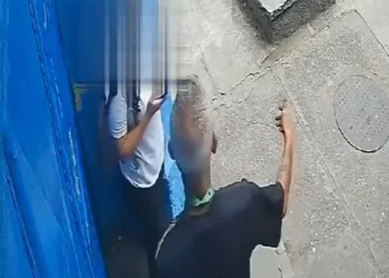 Revoltante!! Homem é flagrado assediando aluna em porta da escola na Zona Oeste