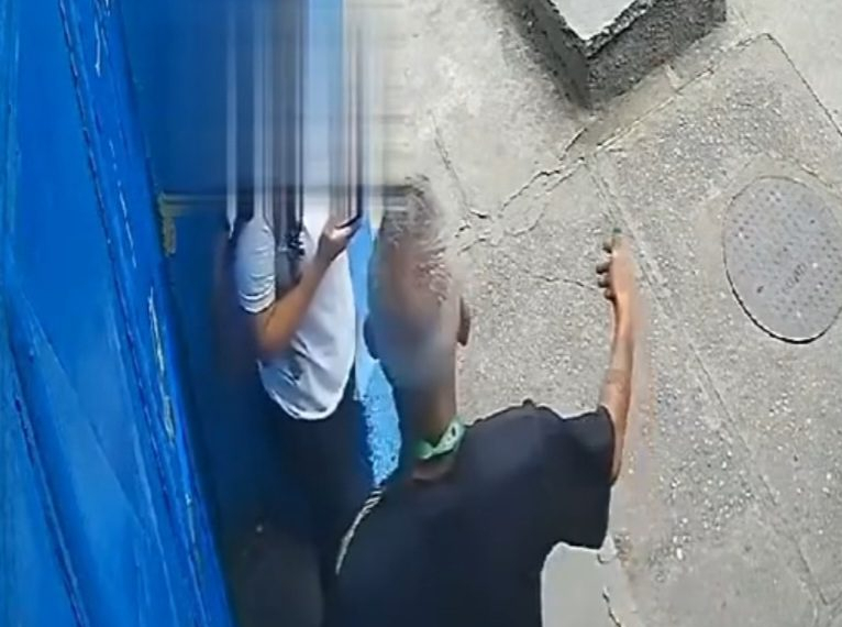 Revoltante!! Homem é flagrado assediando aluna em porta da escola na Zona Oeste