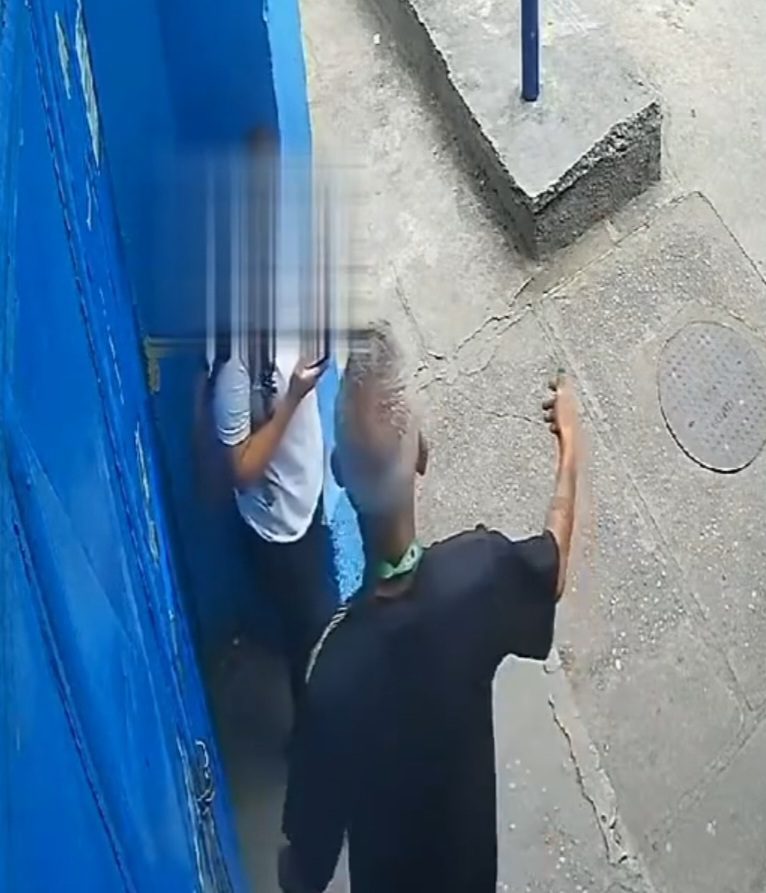 Revoltante!! Homem é flagrado assediando aluna em porta da escola na Zona Oeste