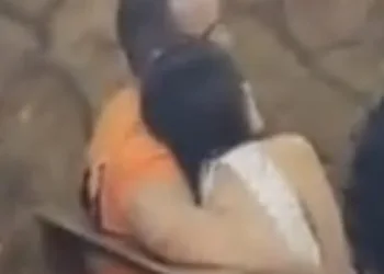 ( video) Mulher flagra marido com a amante na igreja e missa acaba em confusão.