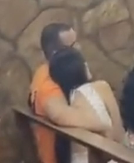 ( video) Mulher flagra marido com a amante na igreja e missa acaba em confusão.