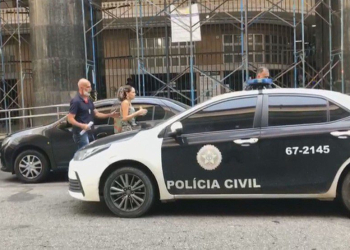 Mulher Presa por Envenenar Devedores