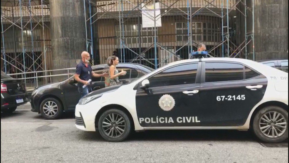 Mulher Presa por Envenenar Devedores