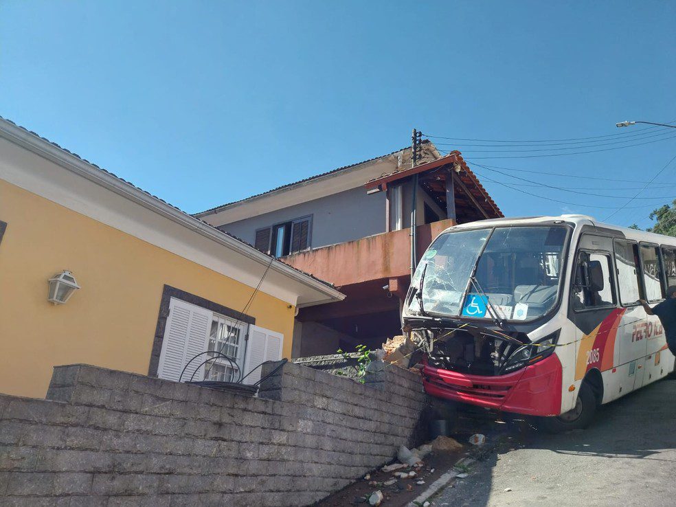 Vistoria Falha: Ônibus Reprovado Provoca Acidente em Petrópolis