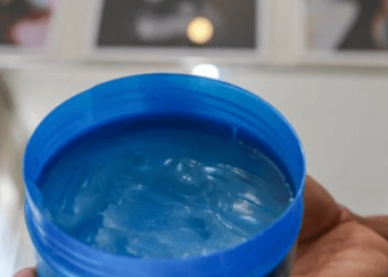 Mais de 100 Pessoas com Queimaduras nos Olhos Após Uso de Pomada Capilar