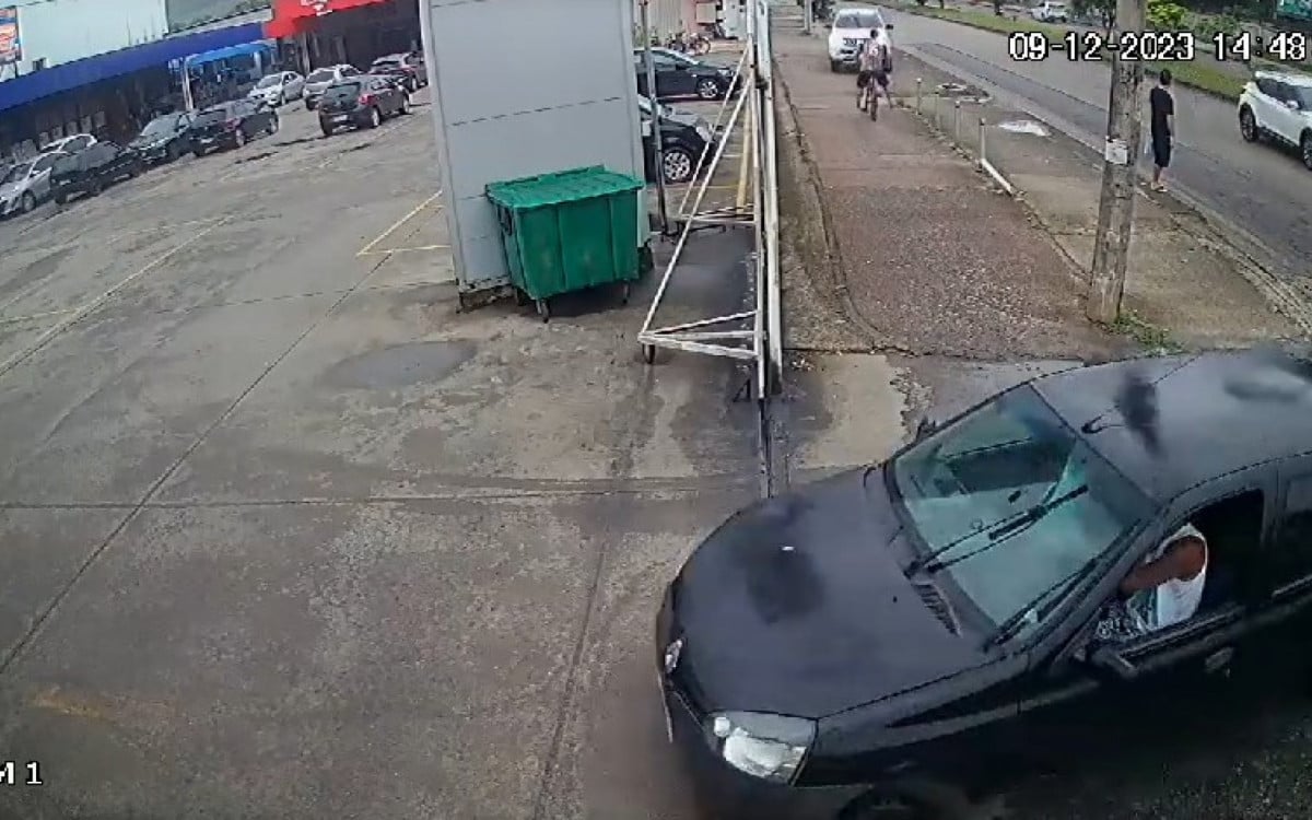 VÍDEO: Ciclista Atropelado por Picape Desgovernada em Calçada da Zona Oeste do Rio
