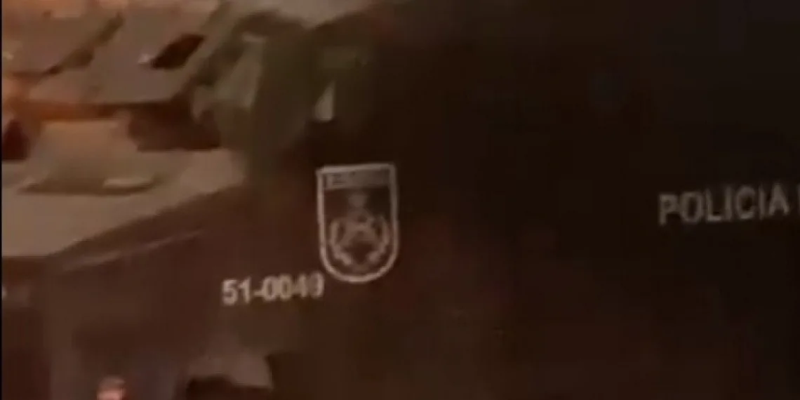 Flagrante Inusitado: Pessoa em Situação de Rua Deitada em Blindado da PM