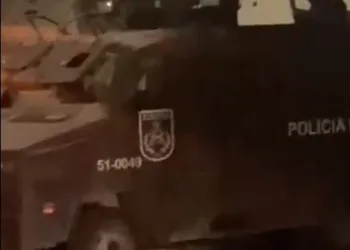 Flagrante Inusitado: Pessoa em Situação de Rua Deitada em Blindado da PM