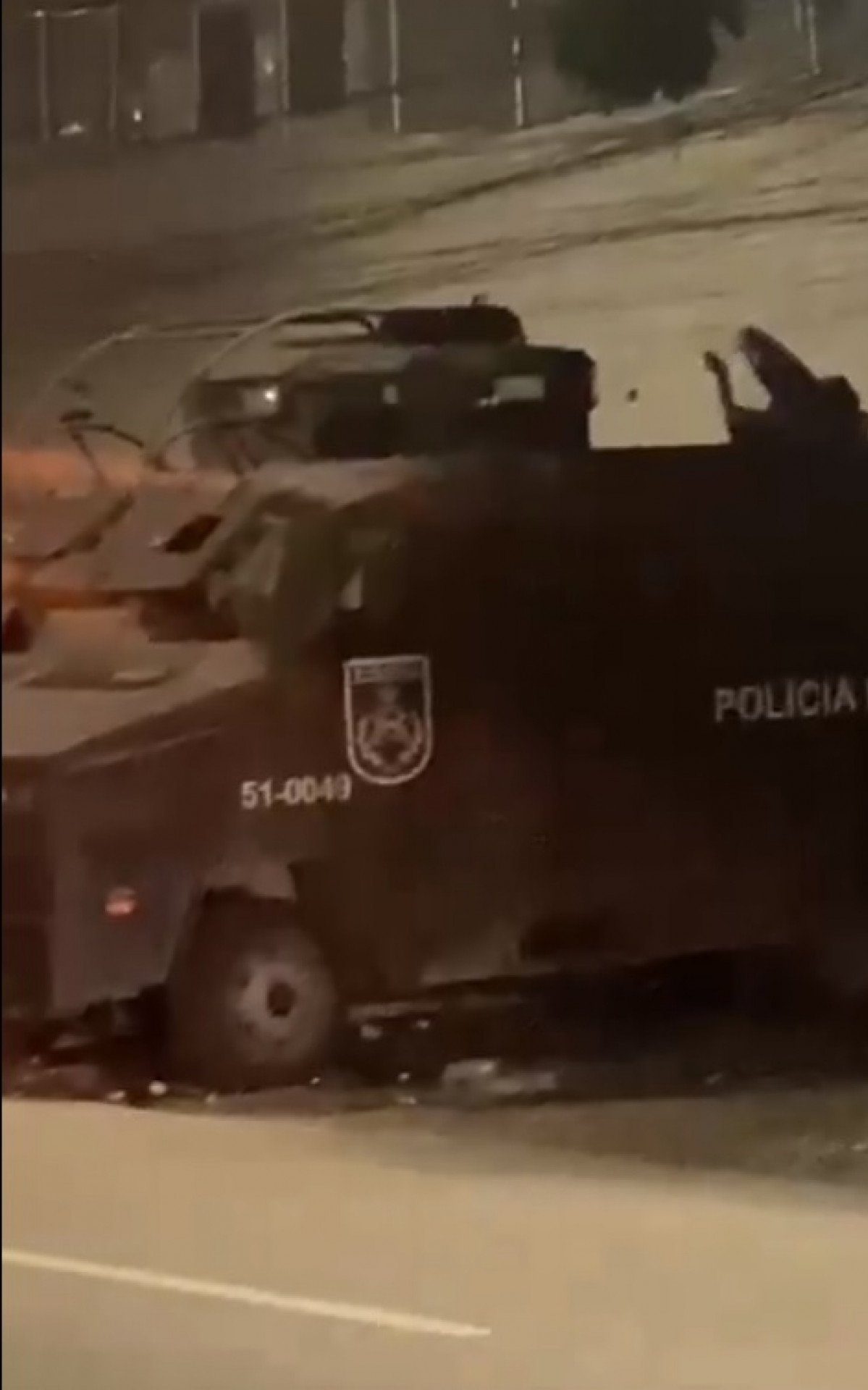 Flagrante Inusitado: Pessoa em Situação de Rua Deitada em Blindado da PM