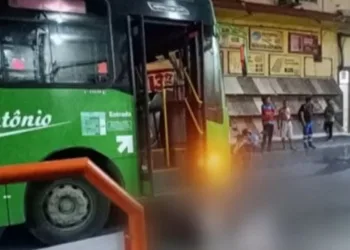 Idoso Morre em Atropelamento por Ônibus; Corpo Fica no Local por 12 Horas