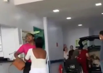 Mulher Invade Hospital com Carro por Insatisfação com Atendimento
