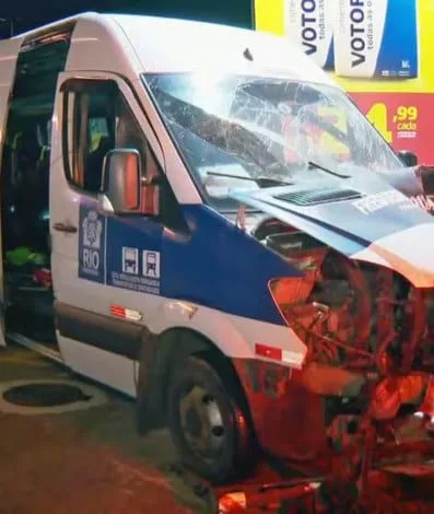 Acidente com Van na Zona Oeste do Rio Deixa Nove Feridos