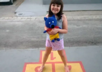 Pai Procura Filha Desaparecida há Dois Natais, Mãe Foragida por Sequestro