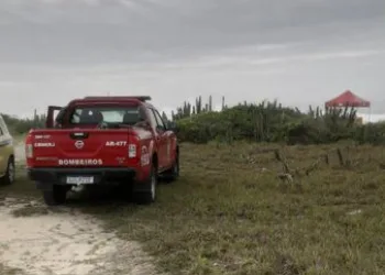 Corpo Encontrado em Praia Durante Buscas por Jovem Desaparecida