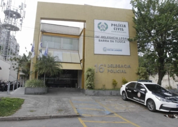 Homem Preso por Abusar Filha Adotiva de 9 Anos