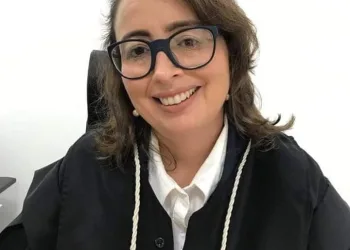 OAB HOMENAGEIA JUIZA QUE SERVIU CAFEZINHO A PRESO