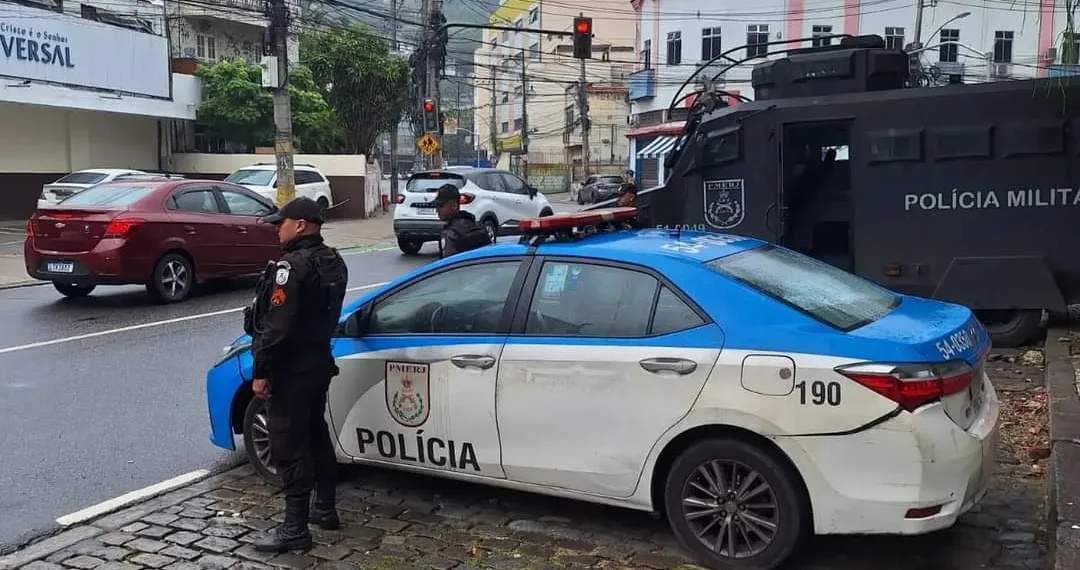 POLICIAIS SÃO ATACADOS POR CRIMINOSOS NO RJ