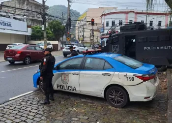 POLICIAIS SÃO ATACADOS POR CRIMINOSOS NO RJ