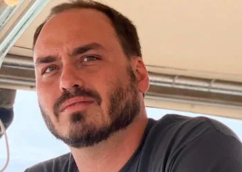 Carlos Bolsonaro é alvo de buscas e apreensão da polícia federal