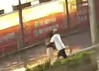 Video: Homem Empurra Mulher para Salvá-la de Atropelamento no RJ, Sofre Impacto Trágico