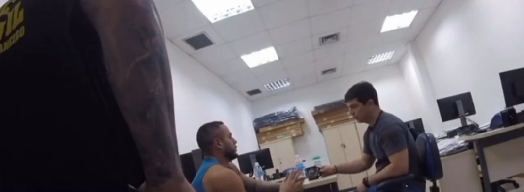 Video:Homem preso em flagrante por tráfico de drogas tenta subornar delegado da Polícia Civil e acaba se dando mal no RJ