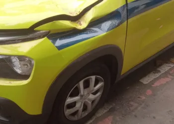 Vídeo: Árvore Cai e Destrói Táxi