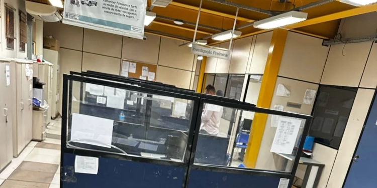 Homem é preso por roubo na Avenida das Américas
