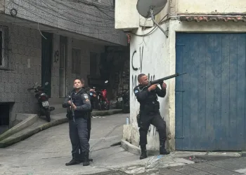 Batalhão reforça policiamento após guerra em comunidade na zona oeste