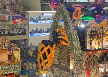 Carro Alegórico da Porto da Pedra Quebra em Frente ao Camarote dos Jurados durante Desfile no Carnaval do Rio
