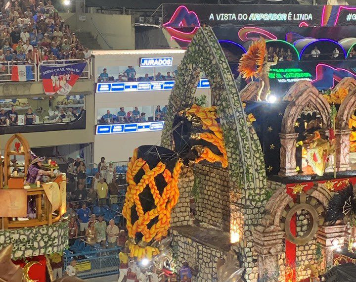 Carro Alegórico da Porto da Pedra Quebra em Frente ao Camarote dos Jurados durante Desfile no Carnaval do Rio