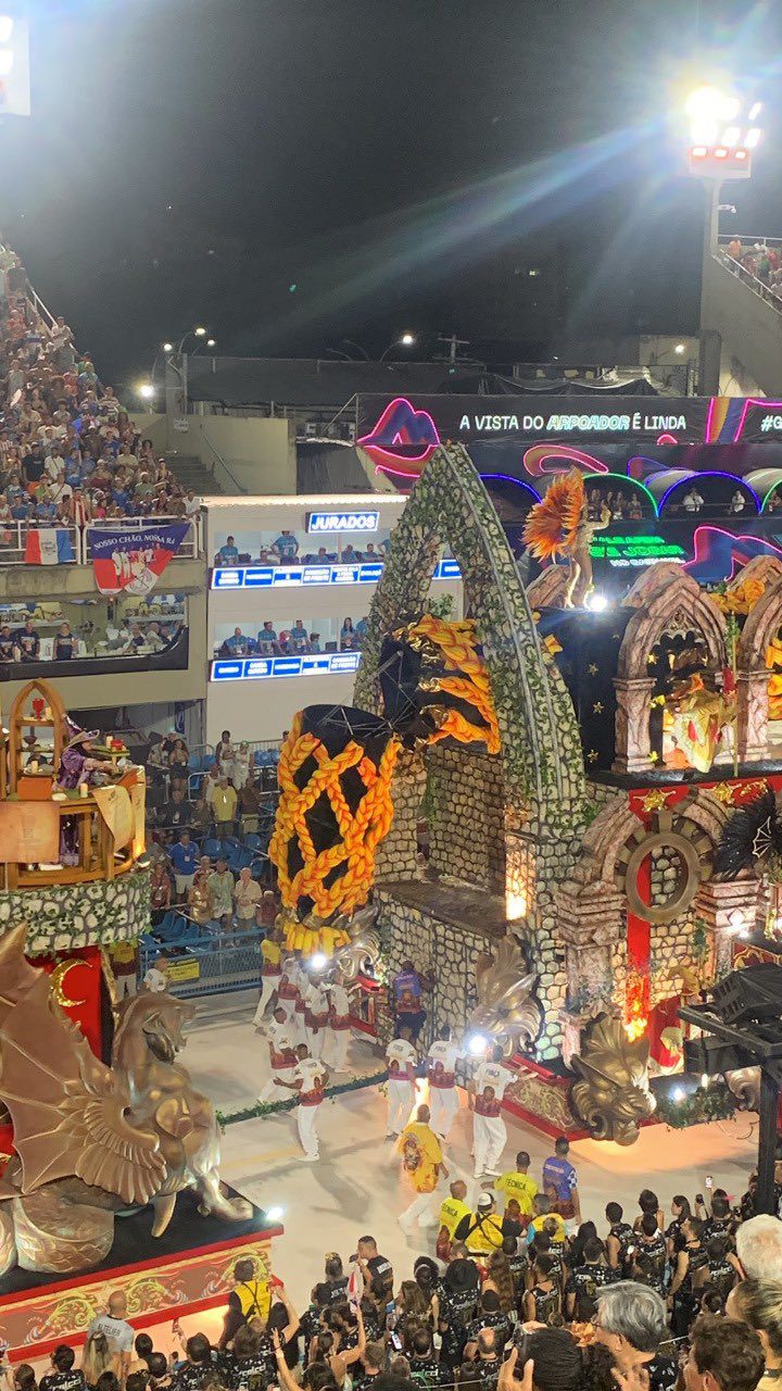 Carro Alegórico da Porto da Pedra Quebra em Frente ao Camarote dos Jurados durante Desfile no Carnaval do Rio