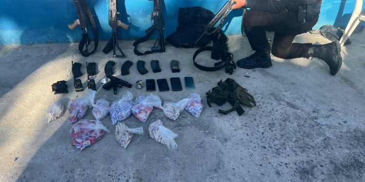 Três Traficantes Mortos e um Preso em Confronto com PMs no RJ
