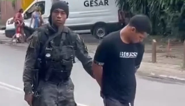 ATENÇÃO: Batalhão de Ações com Cães prende 2 traficantes numa comunidade na Zona Oeste do Rio