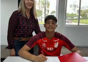 Filho de Eliza Samudio, Bruninho assina 1º contrato no dia em que a mãe faria 39 anos