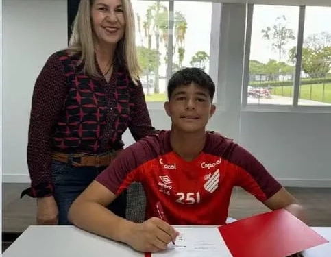 Filho de Eliza Samudio, Bruninho assina 1º contrato no dia em que a mãe faria 39 anos