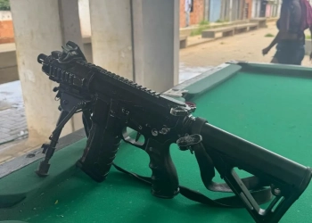 Operação Policial no RJ Resulta na Prisão de Dois Traficantes e Apreensão de Armas e Drogas