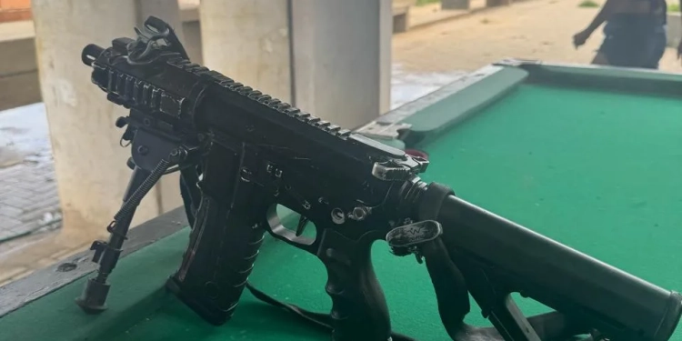 Operação Policial no RJ Resulta na Prisão de Dois Traficantes e Apreensão de Armas e Drogas