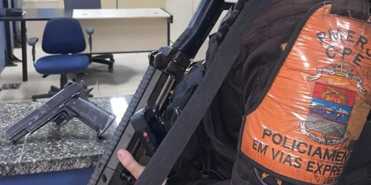 Motorista de aplicativo é resgatado ileso durante ação da policia  que frustrou roubo no RJ