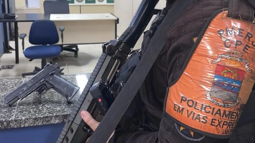 Motorista de aplicativo é resgatado ileso durante ação da policia  que frustrou roubo no RJ